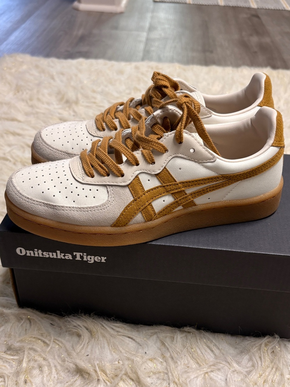Onitsuka Tiger GSM sneaker cream/tan 36EU/5.5 US women/ 4 Unisex (US)